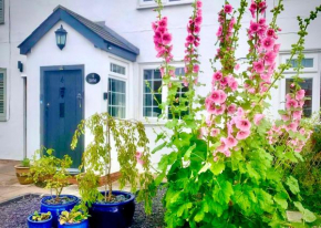 18th Century Cosy Cottage with Stunning Garden Views in Snitterfield